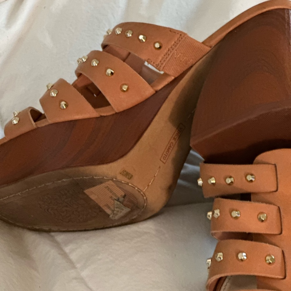 Really nice pair of clogs . Comfortable and stylish.